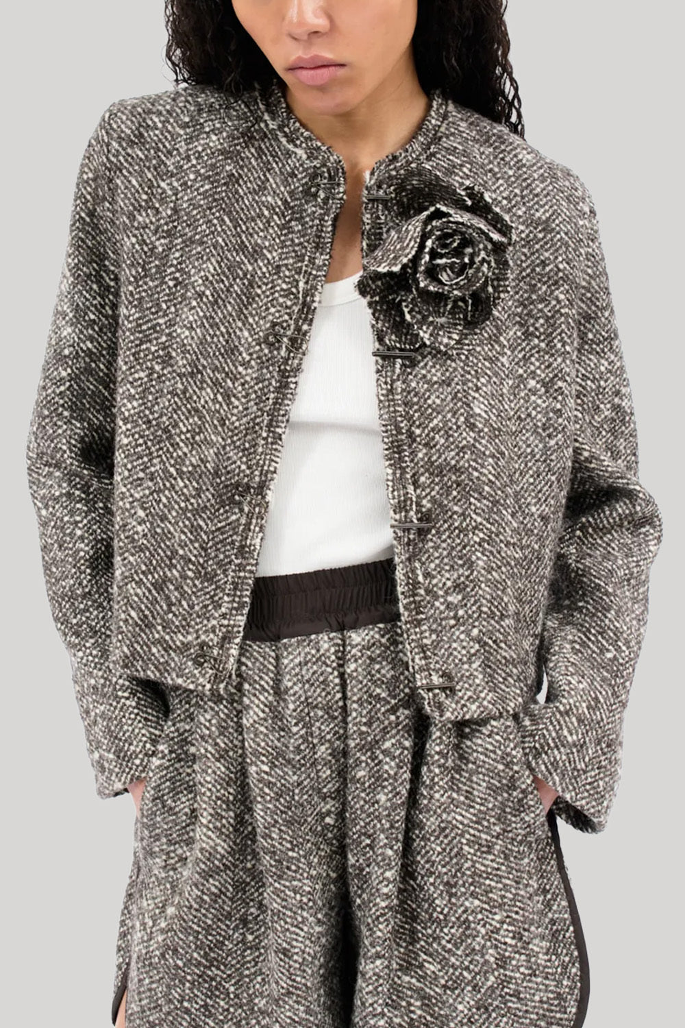 Herringbone jacket with flower pin